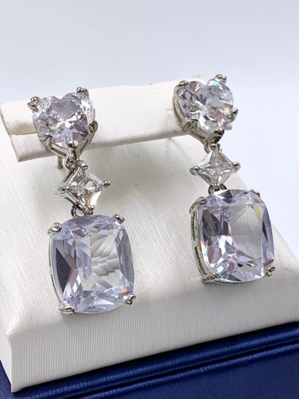Aretes con piedra blanca