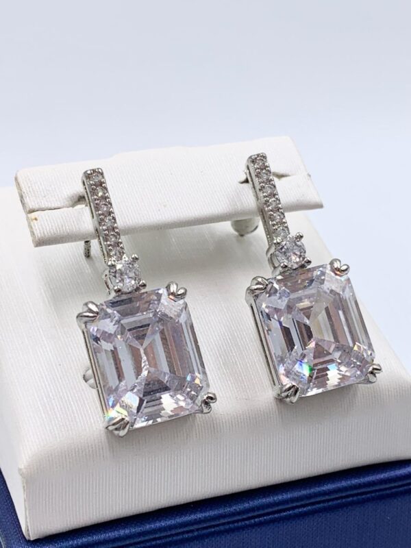 Aretes con piedra blanca y piedritas