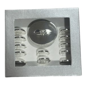 12. Arras con cofrecito color plata