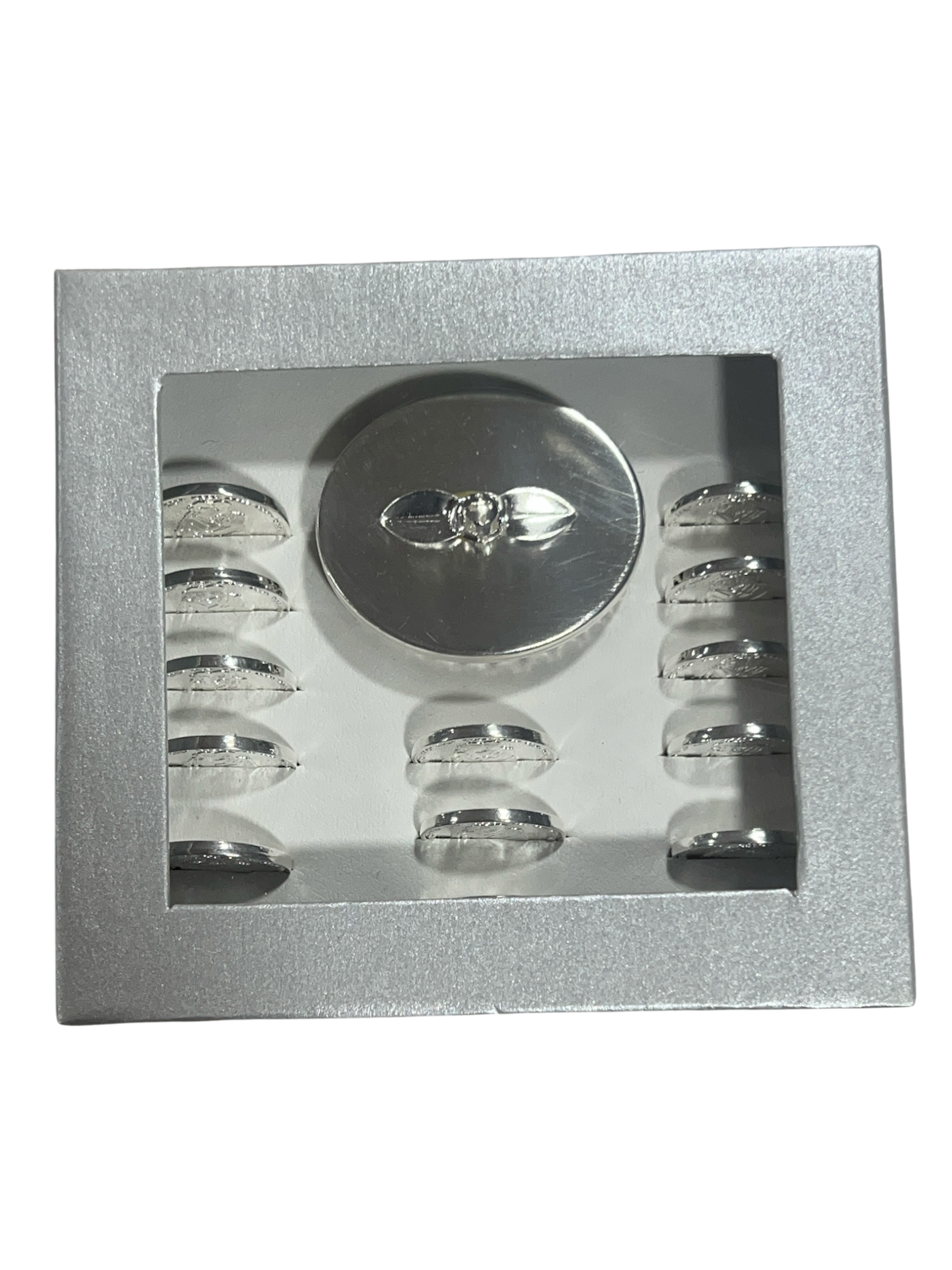 12. Arras con cofrecito color plata